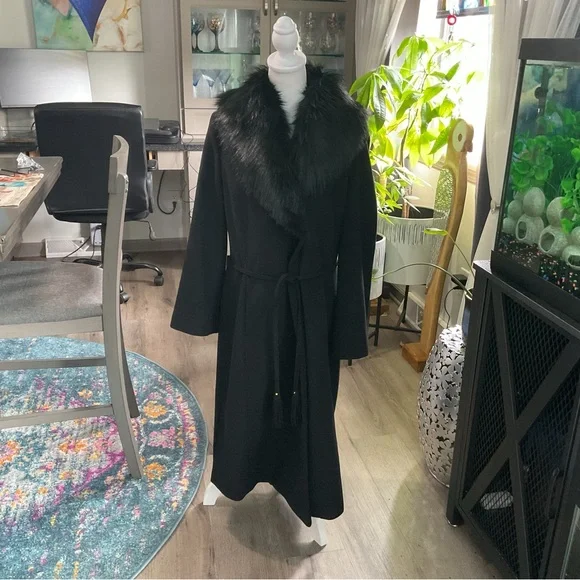 Via Spiga Elegant Black Coat with Faux Fur - Picture 1 of 7